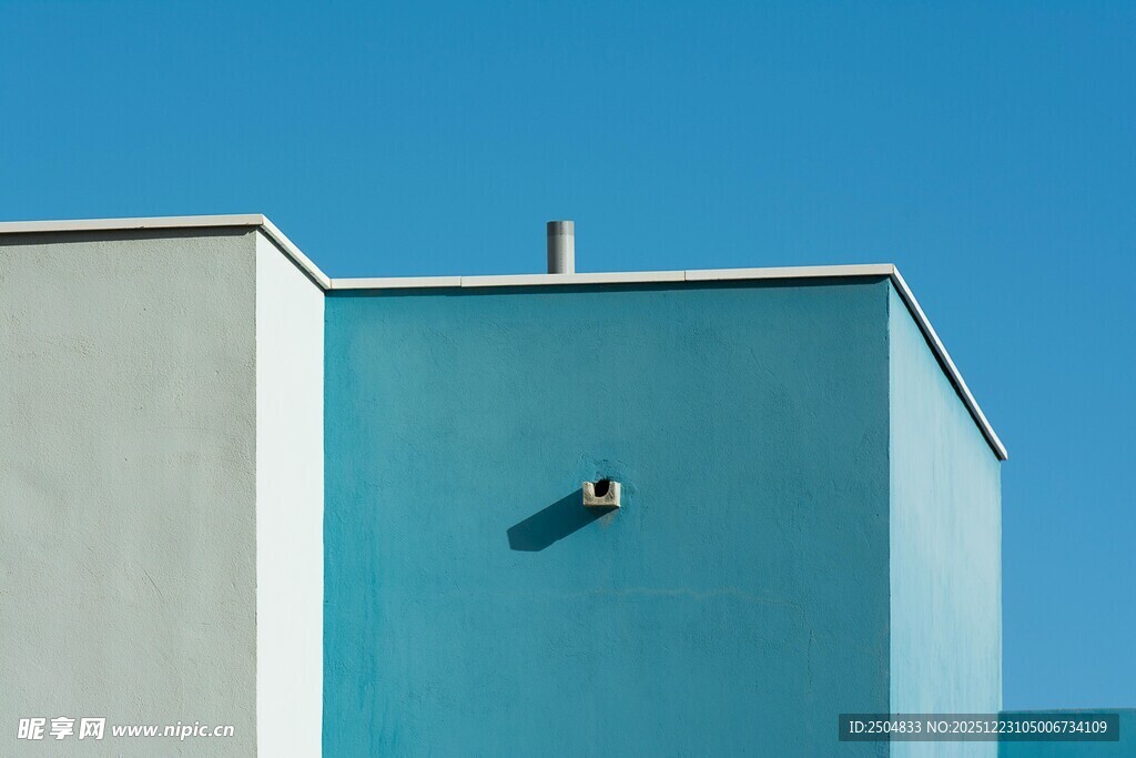 蓝白建筑外观一角