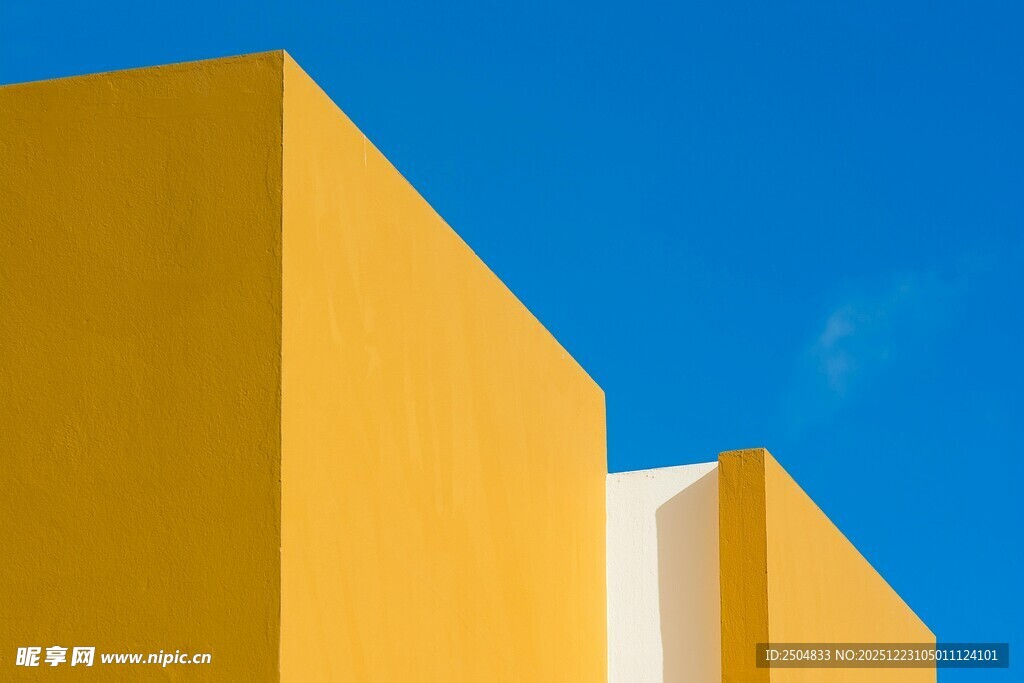 黄色建筑与蓝天景观