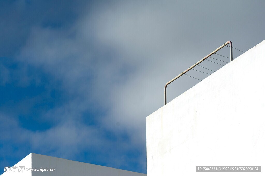 白色建筑与蓝天景致