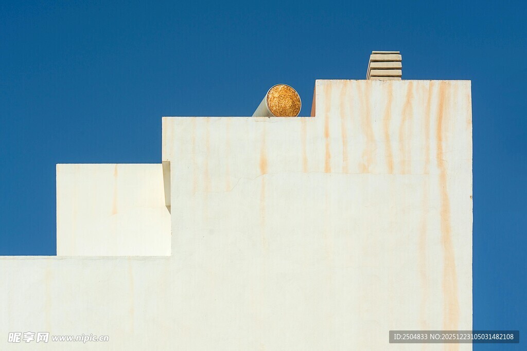 白色建筑一角