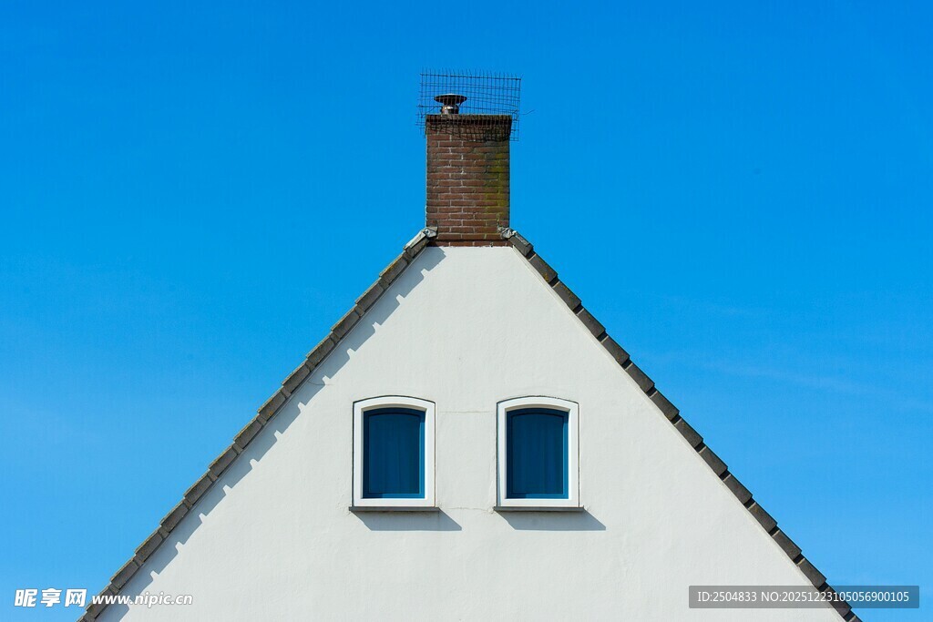 尖顶白屋与蓝天烟囱