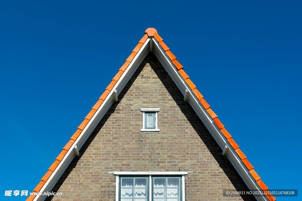 尖顶房屋的蓝天景致