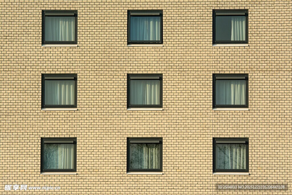 简约建筑外墙的窗户阵列