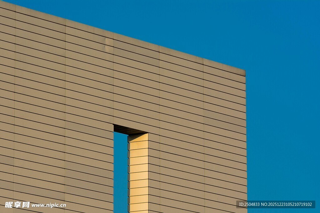 简约建筑立面的狭长窗口