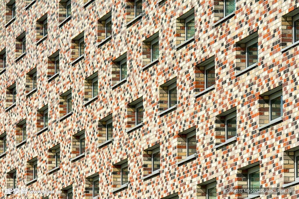 密集窗户的建筑外观