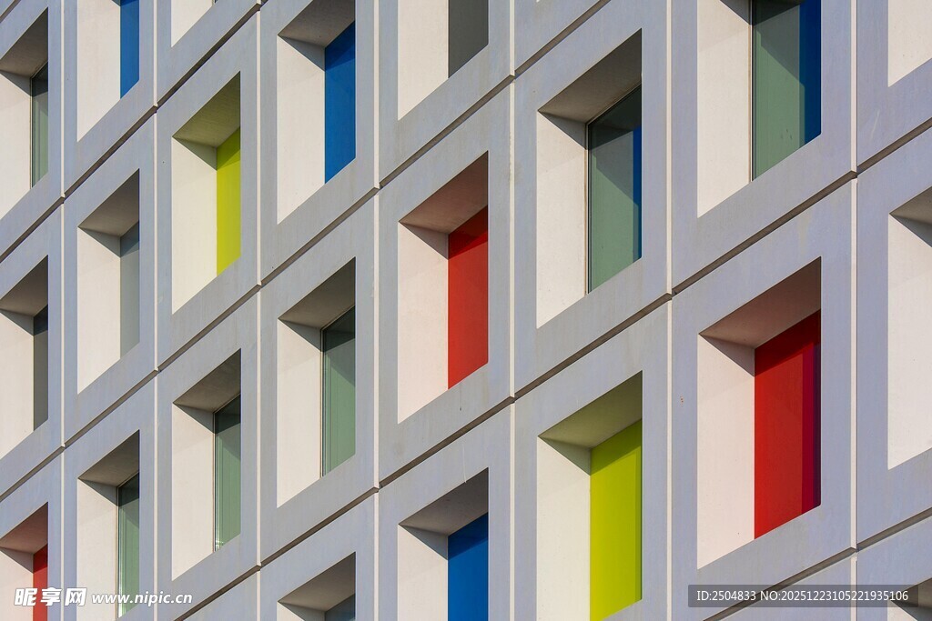多彩方块排列的现代建筑