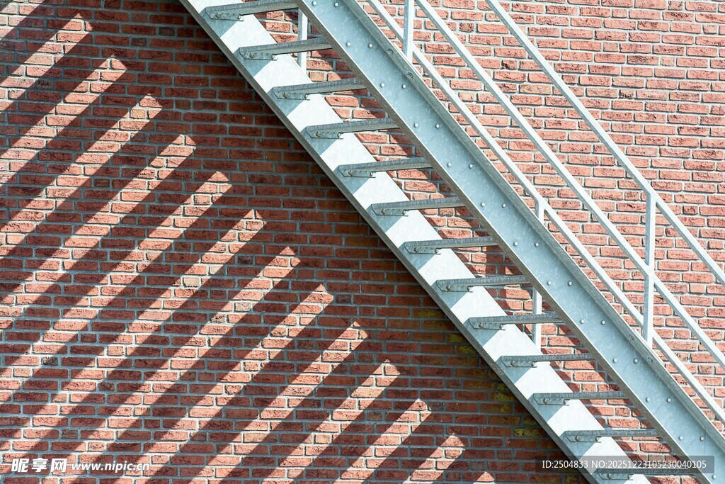 红砖建筑上的金属栏杆