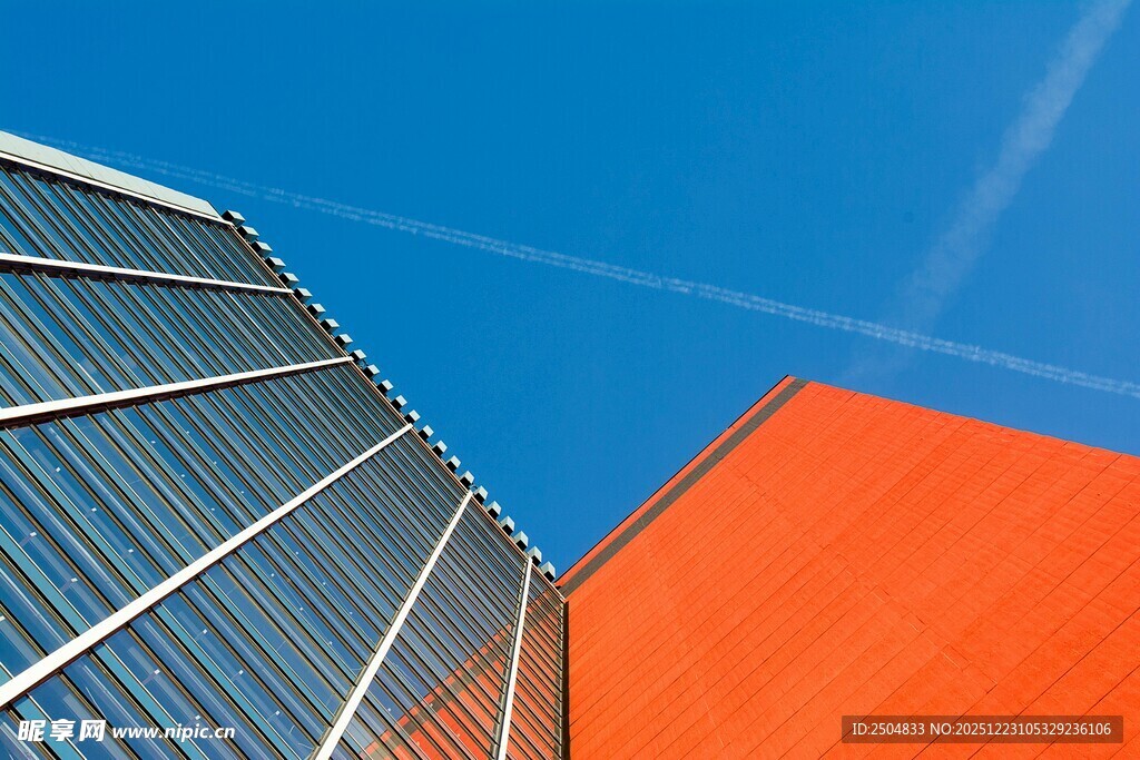 橙红建筑与金属结构景观