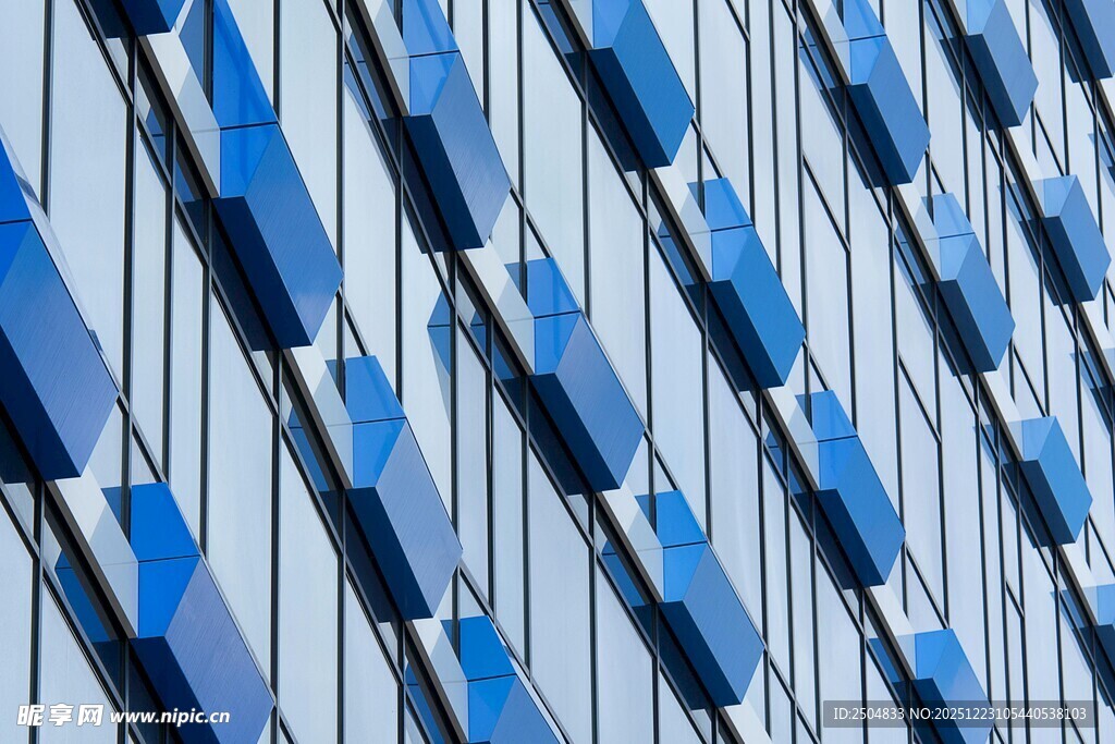 蓝色几何建筑外观
