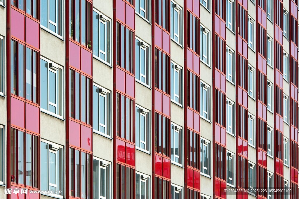 多彩条纹建筑外观特写