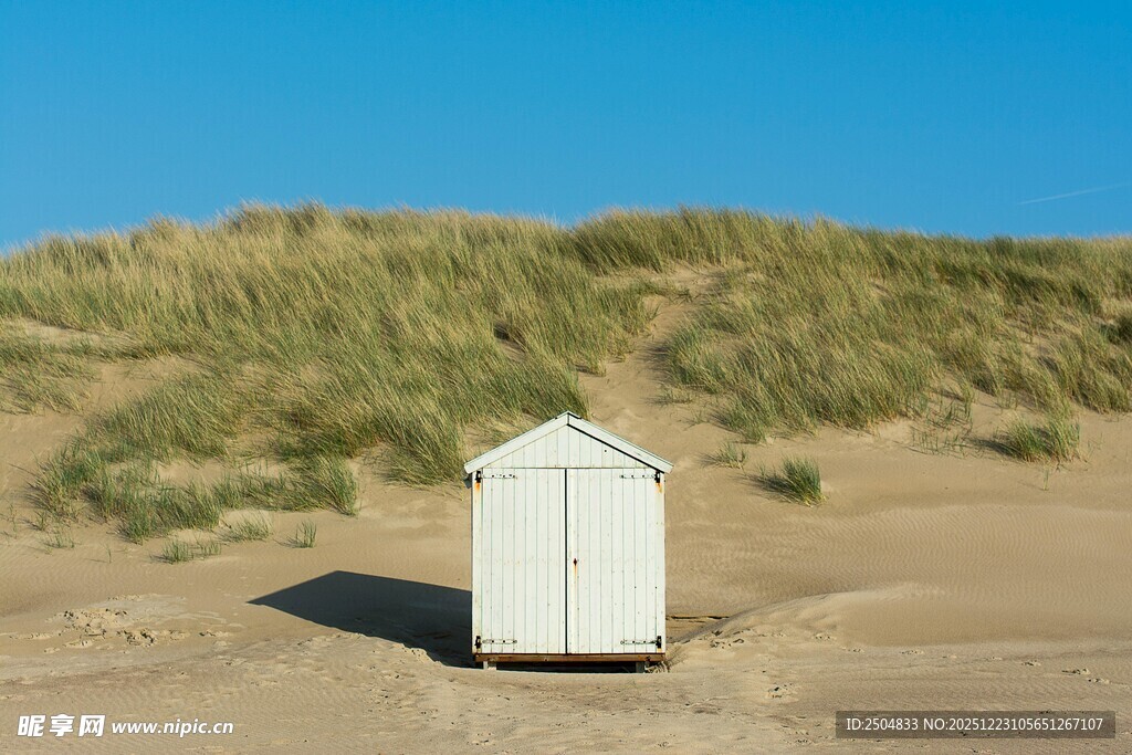 沙滩上的白色小屋