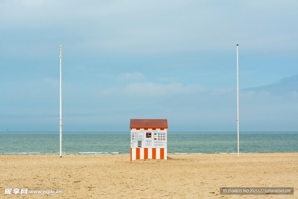沙滩上的红白小屋