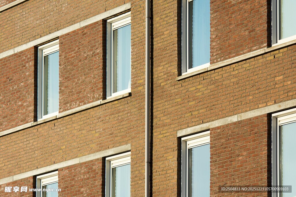 砖砌建筑的多扇窗户