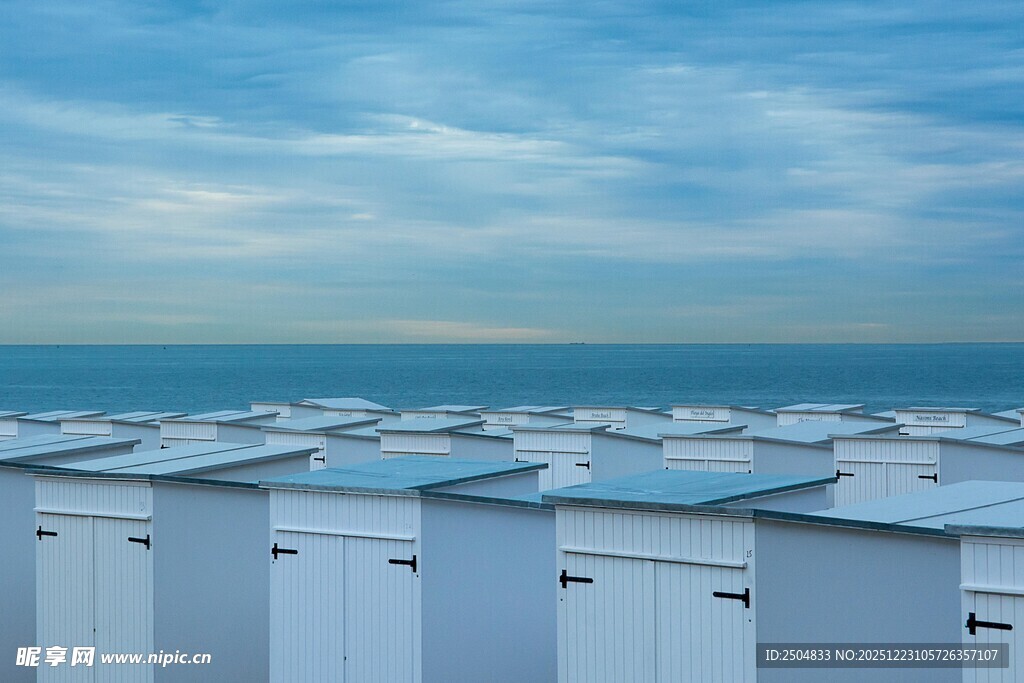 海边白色小屋与辽阔海景