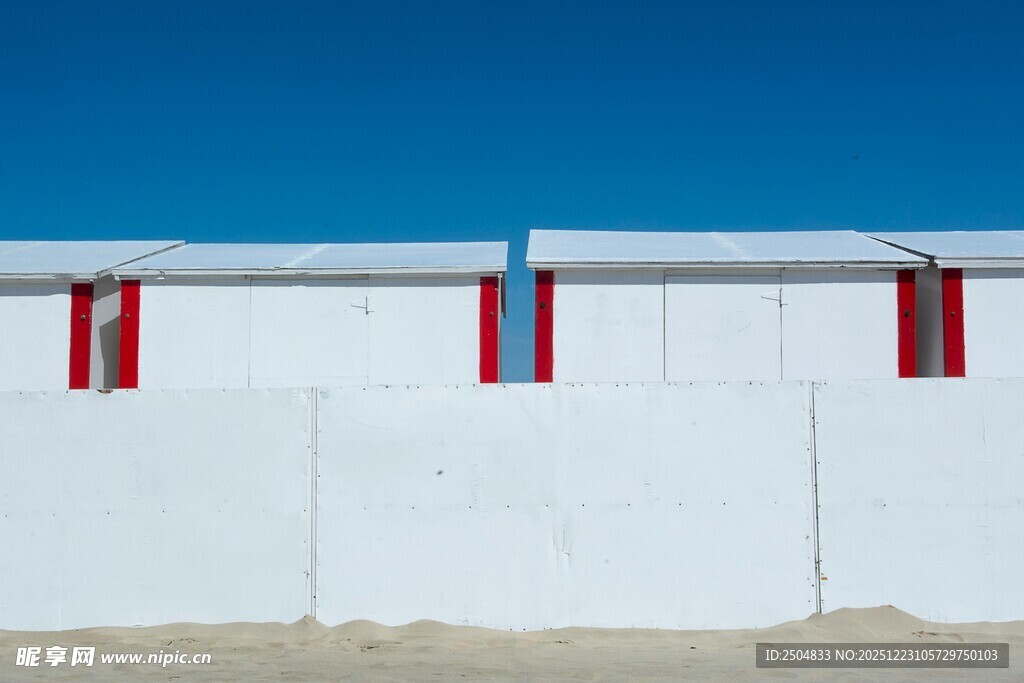 白色围栏上的红色装饰