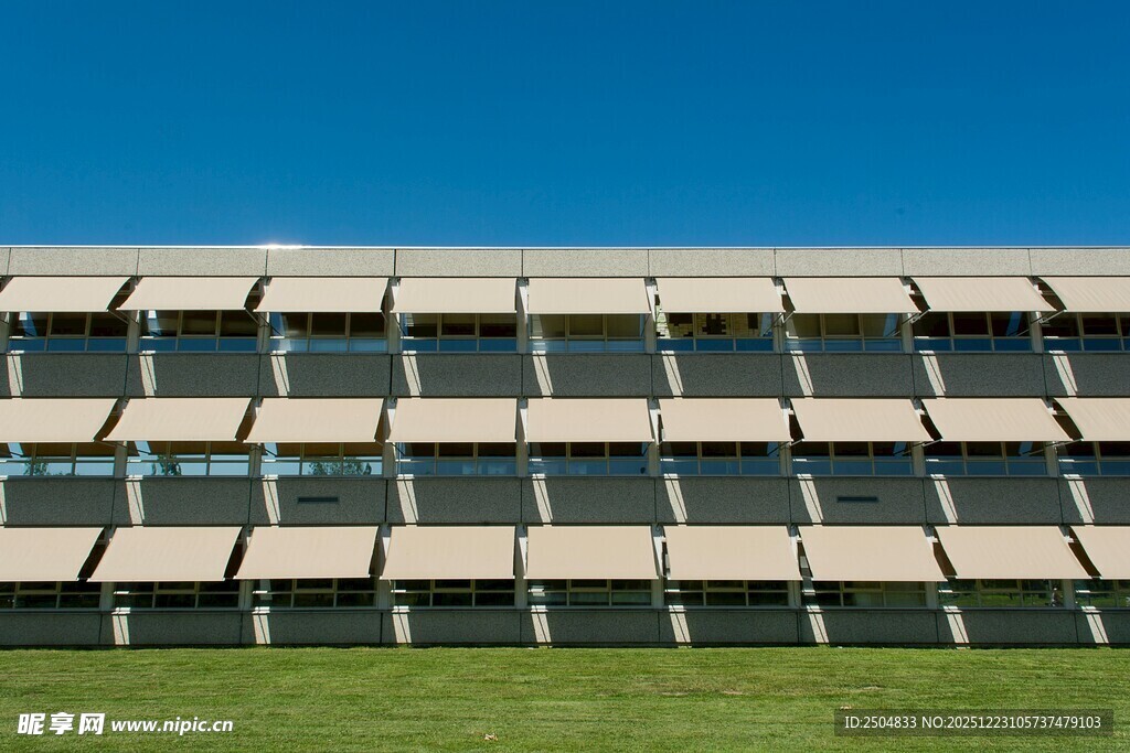 现代建筑外观与蓝天绿草