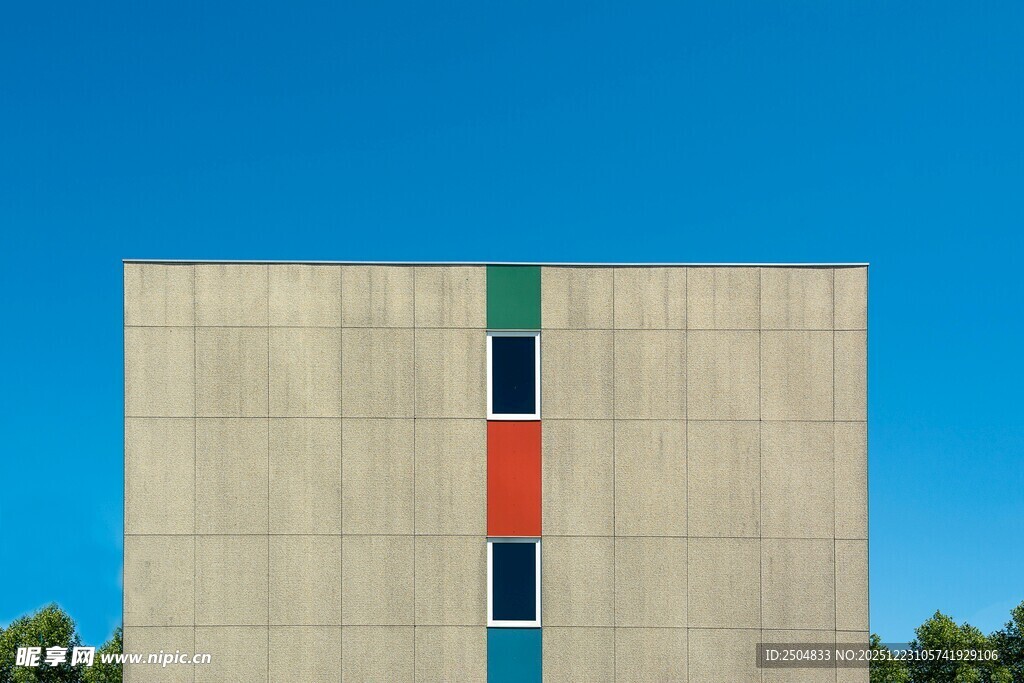 多彩窗户的现代建筑墙面