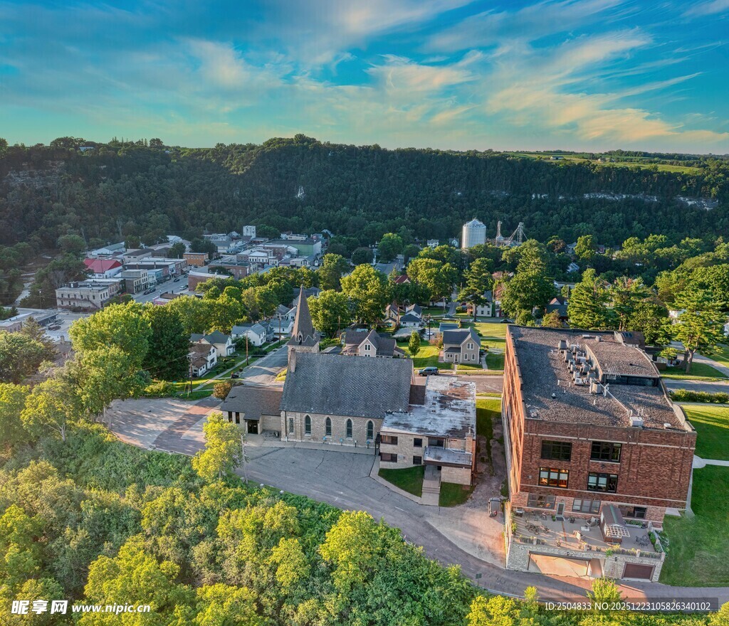 乡村小镇的美丽鸟瞰景象
