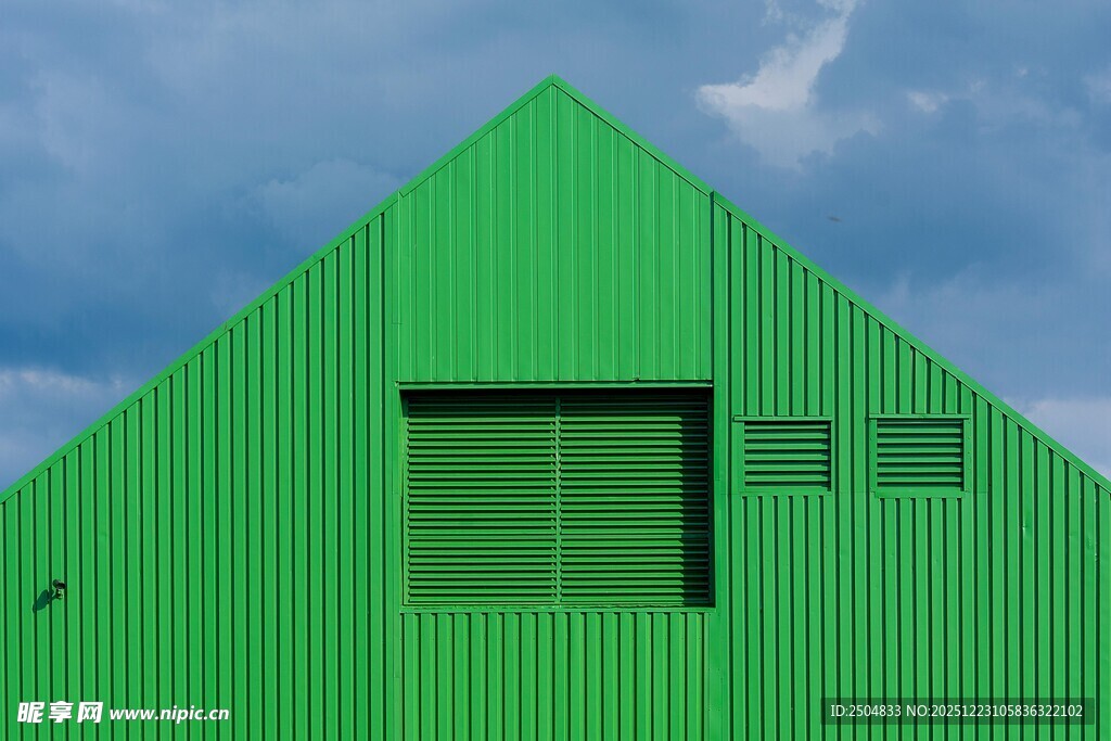 绿色尖顶建筑外观