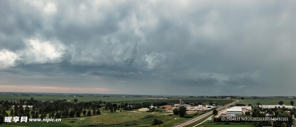 乌云笼罩下的开阔田野