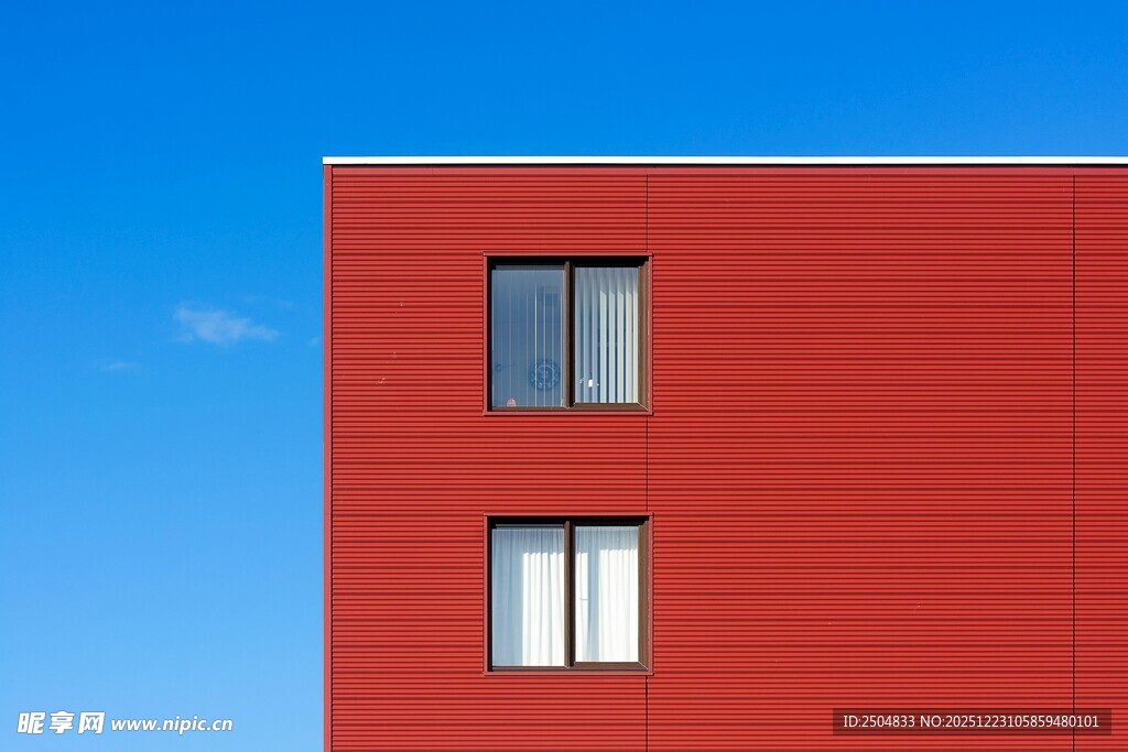 红色建筑立面与蓝天