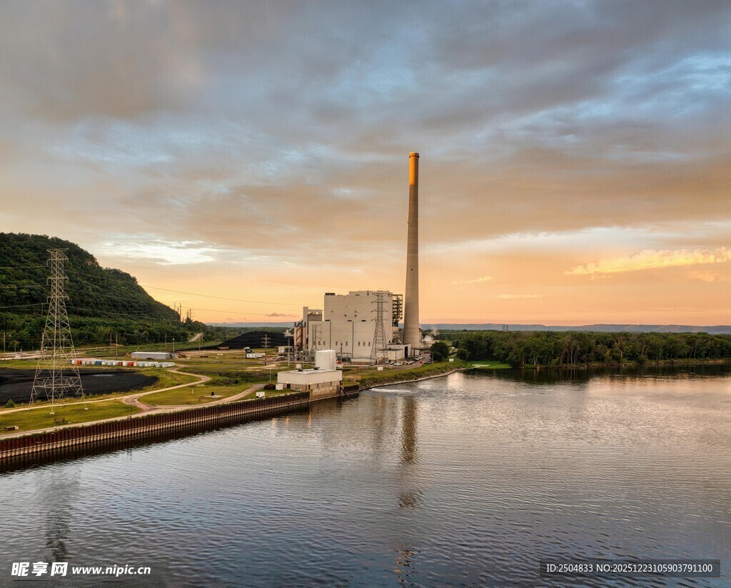 夕阳下的河畔工厂景观