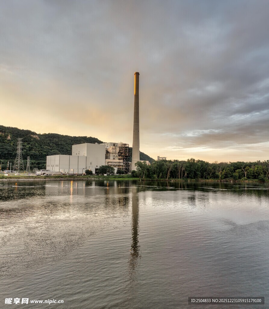 河畔工厂的黄昏景致