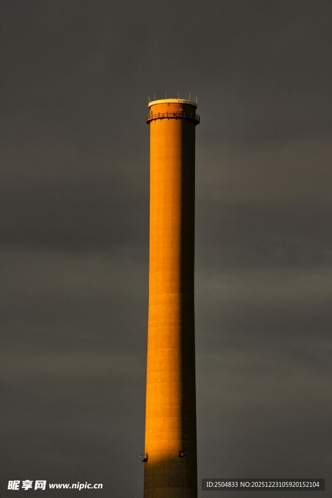 夕阳下的孤独烟囱