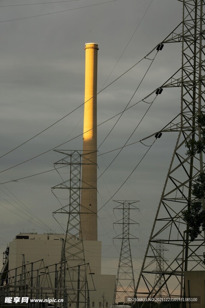 电厂烟囱与输电设施景观