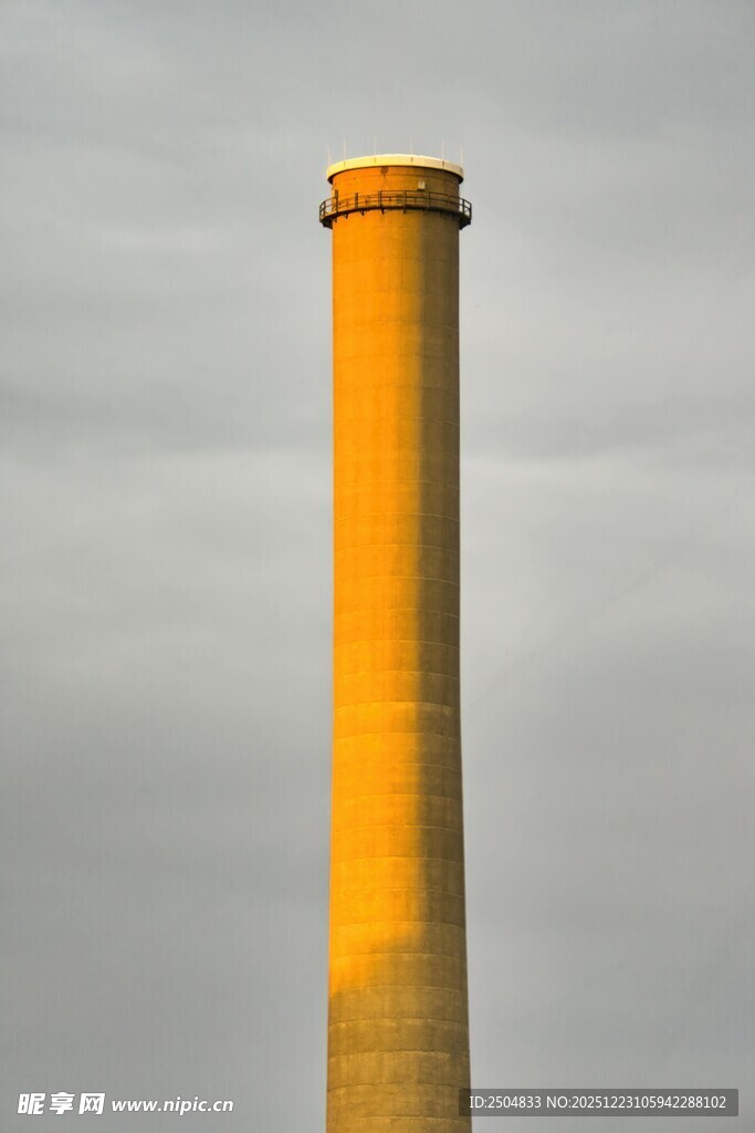 高耸的黄色烟囱