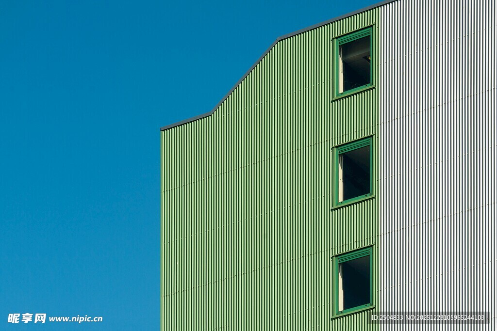 绿色建筑立面与蓝天