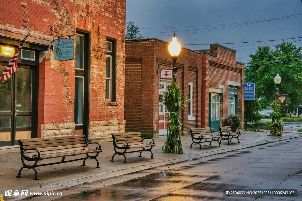 雨后街道旁的古朴景致