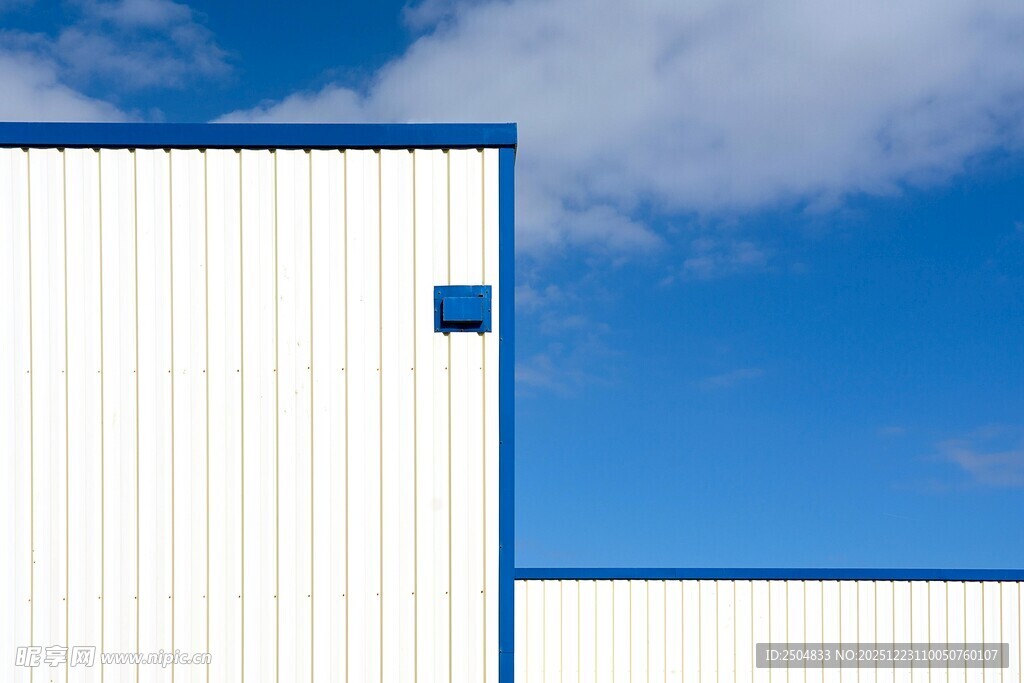 白色建筑外墙与蓝天背景
