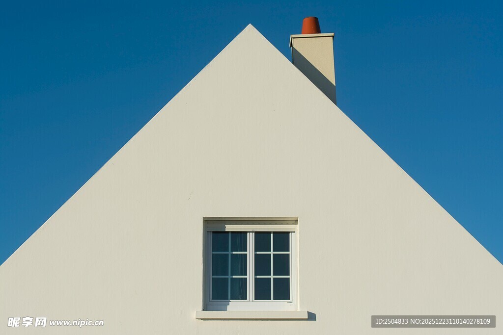 白色尖顶房屋的简洁一角