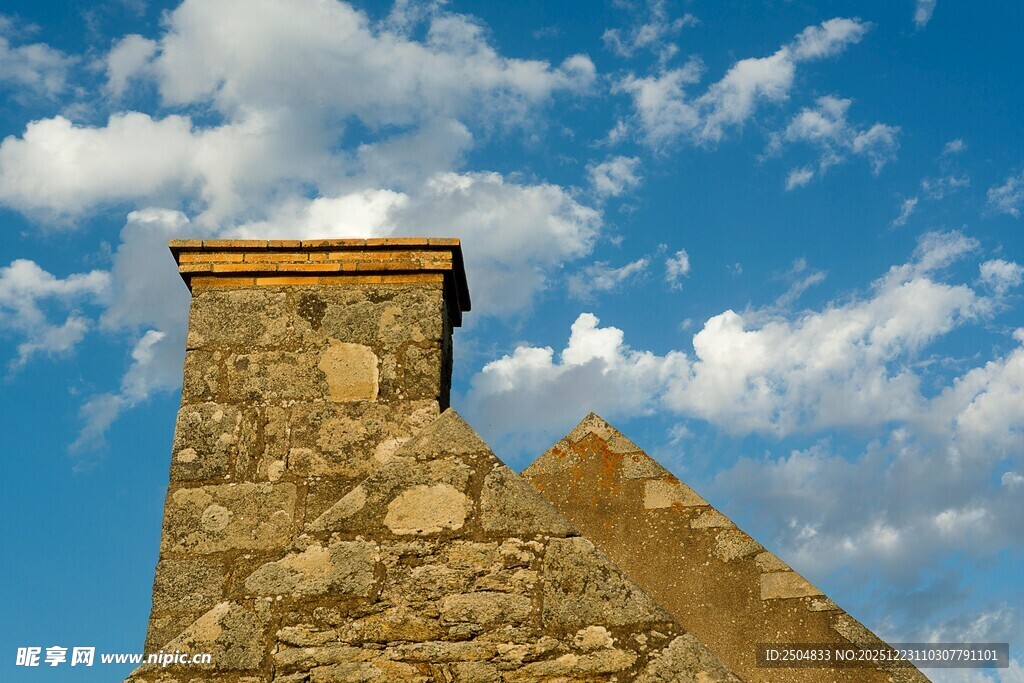 石砌烟囱与蓝天白云