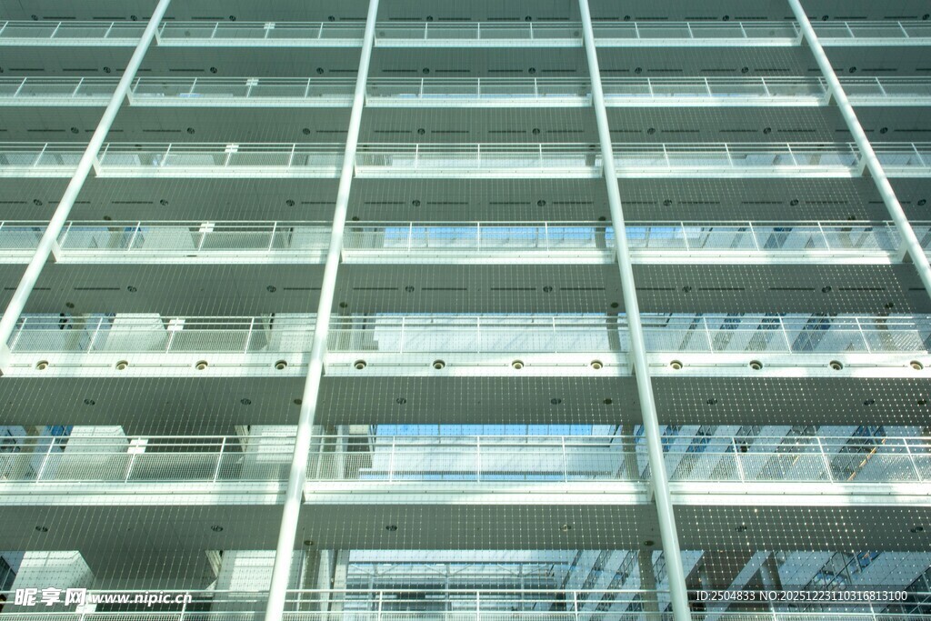 现代玻璃幕墙高楼外观