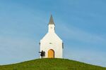 山丘上的白色小教堂