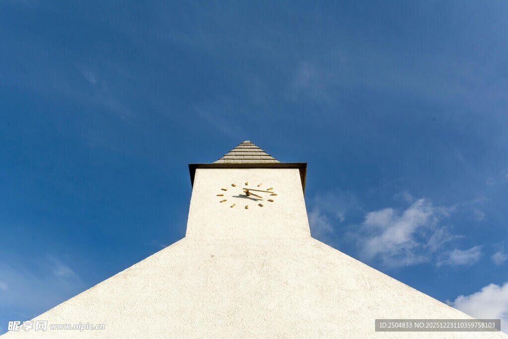 白色尖顶建筑上的时钟