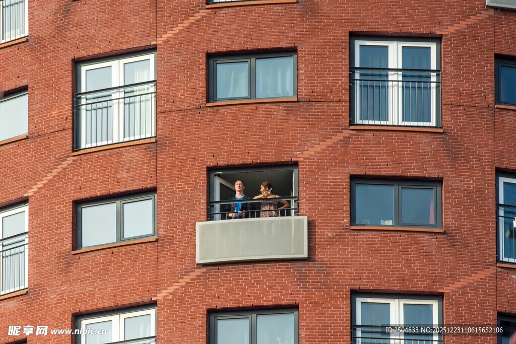 红砖建筑的阳台与窗户