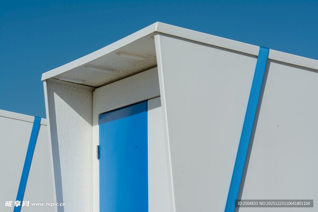 蓝白相间的建筑外观一角