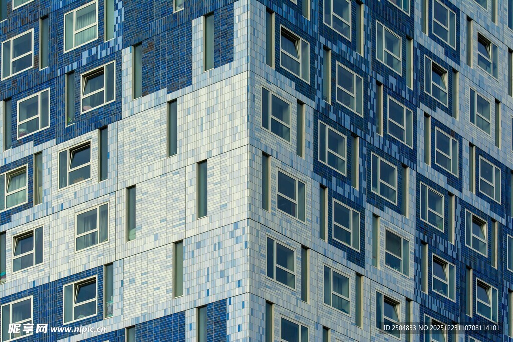 蓝白相间的现代建筑外观