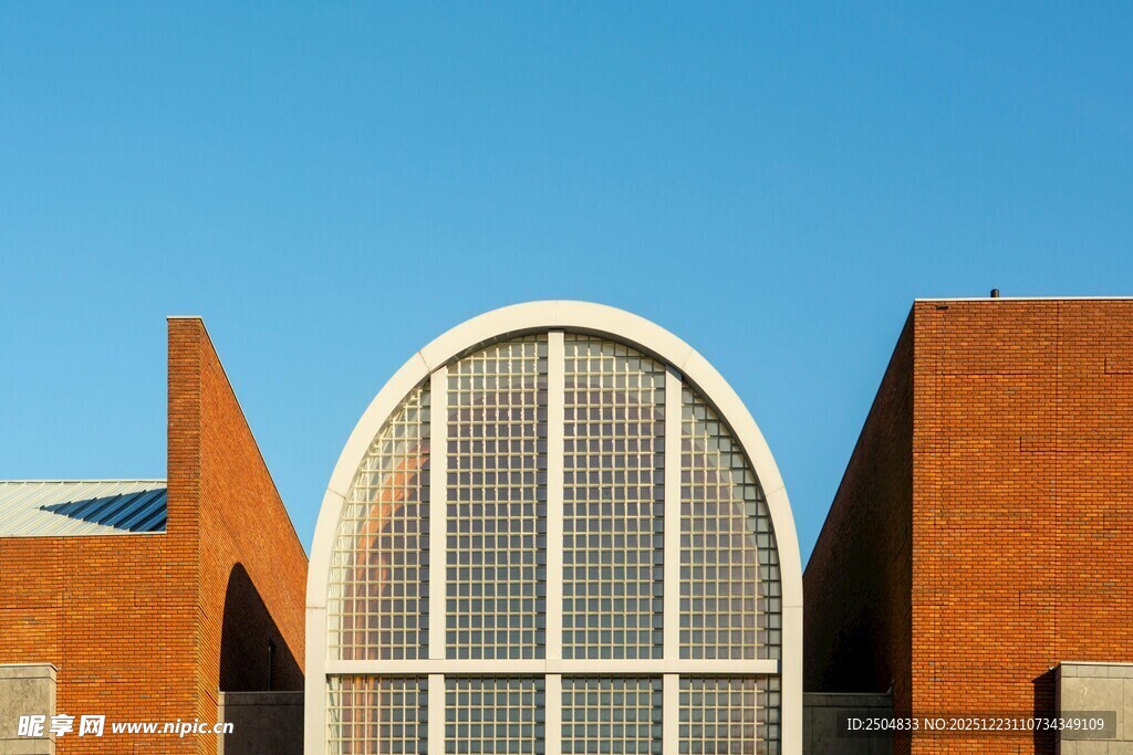 红砖建筑的拱形窗户景观