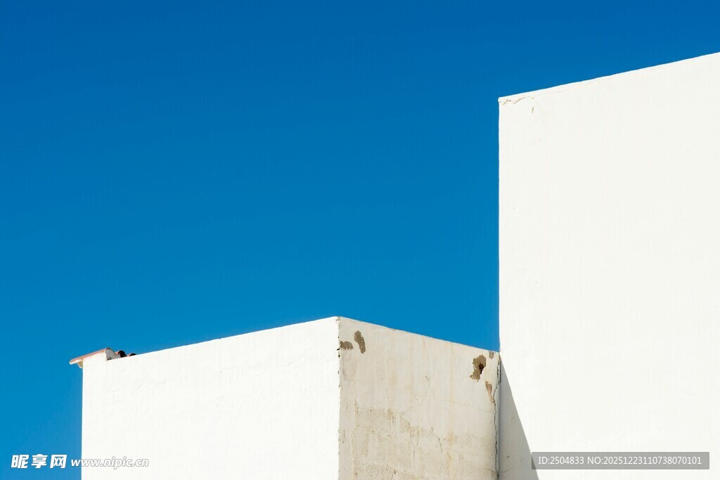 简洁白建筑与蓝天景致