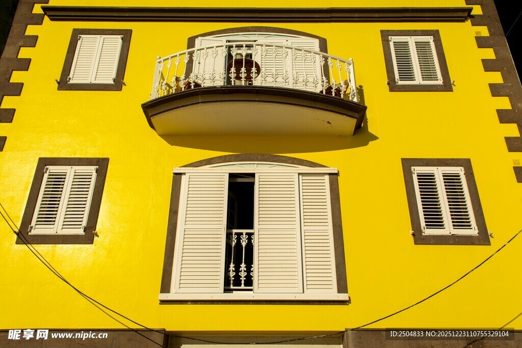 黄色建筑的阳台与窗户