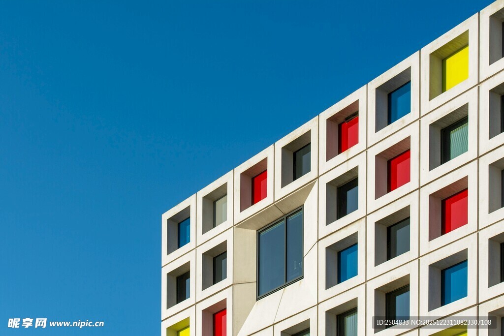 多彩窗户的现代建筑