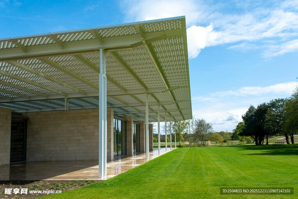 户外现代建筑与翠绿草坪