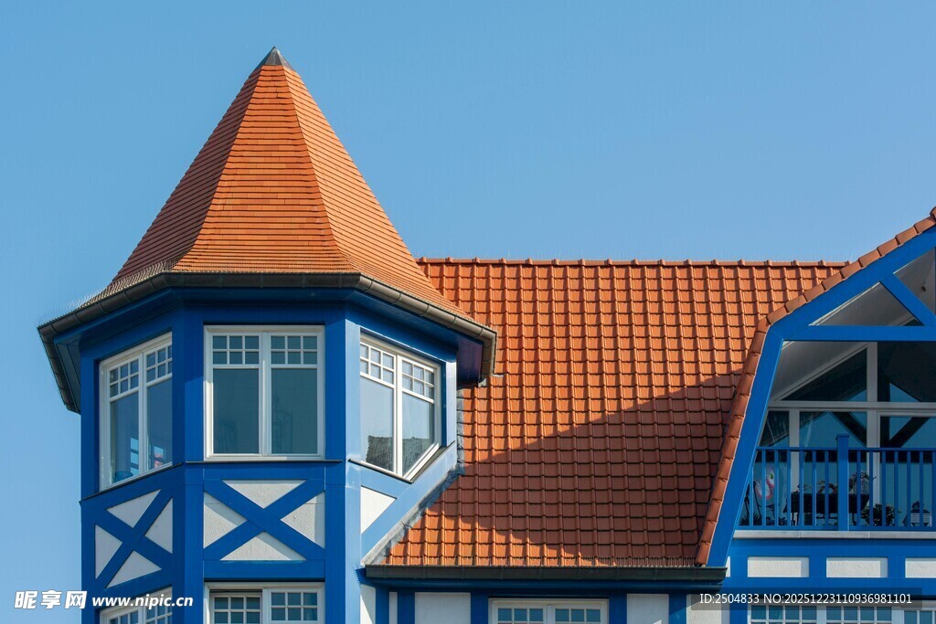 蓝白相间的特色尖顶建筑