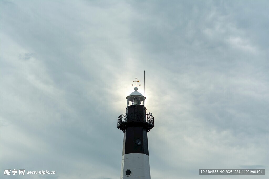 高耸灯塔立于天际