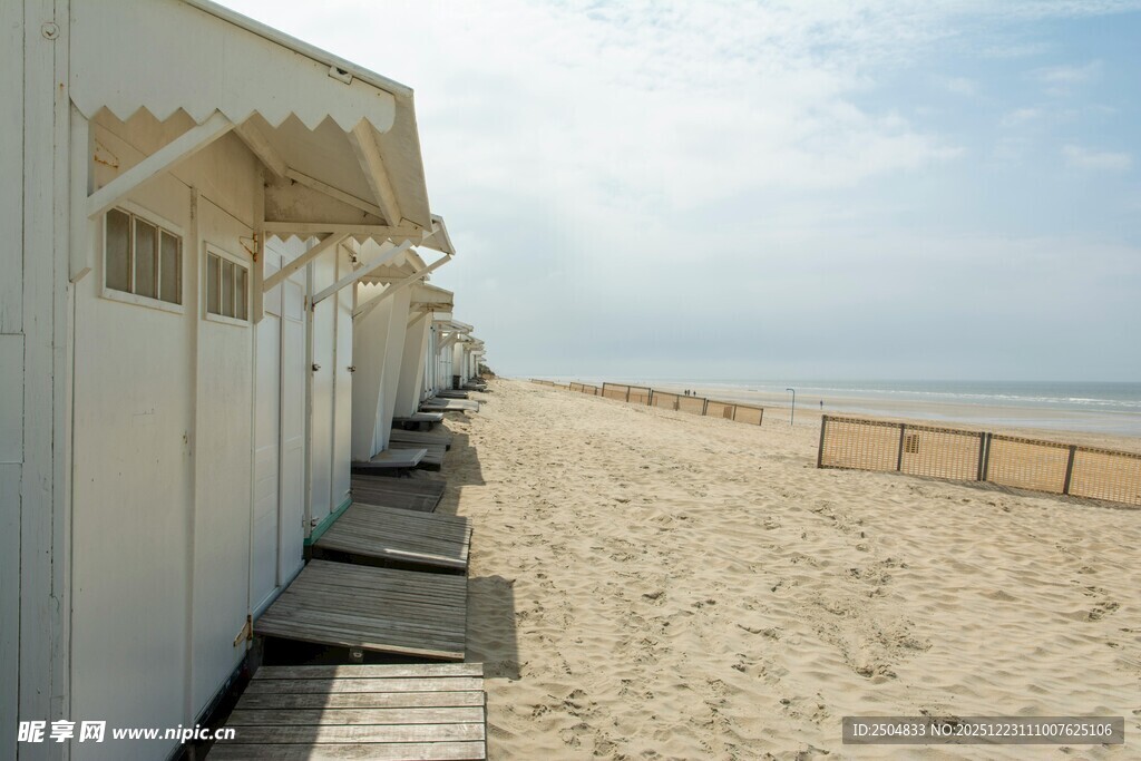 海滨沙滩上的白色小屋