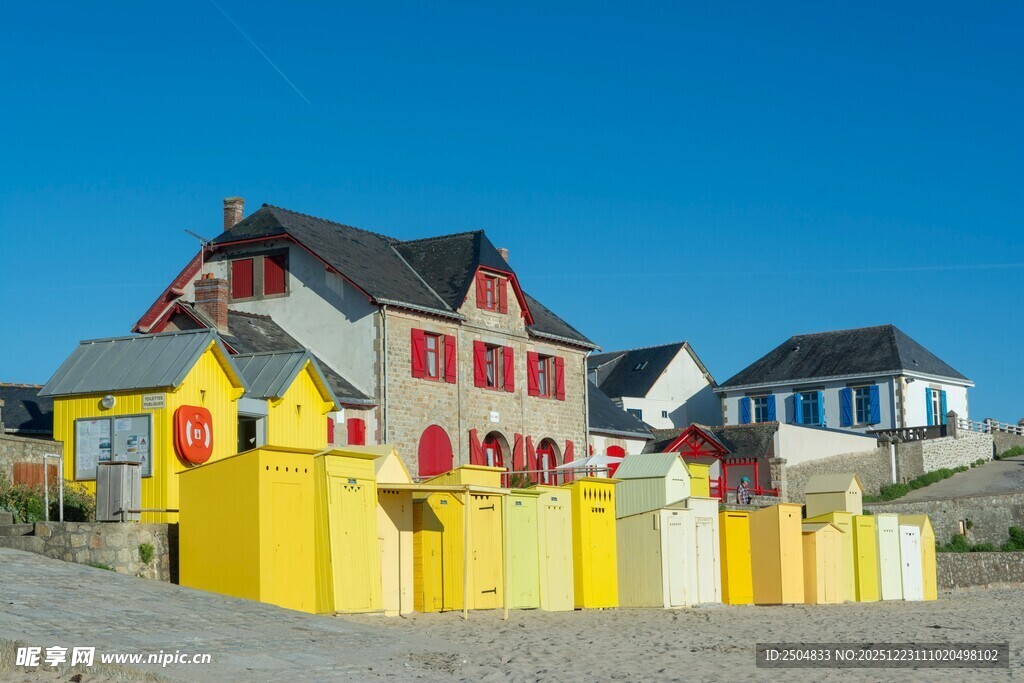 海滨彩色小屋景观